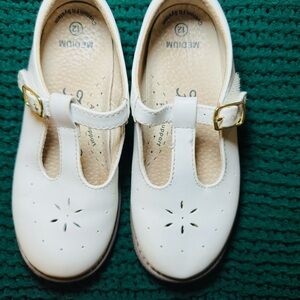 FootMates White T-Strap Dress Shoes